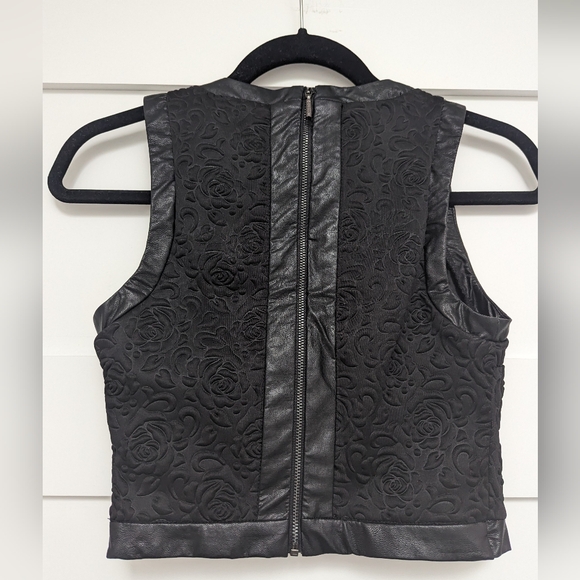 Guess Black Floral Crop Top - Picture 6 of 12